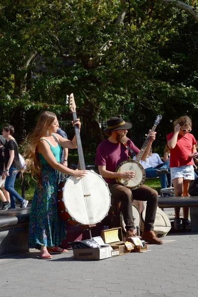 Twee straatmuzikanten spelen voor toeristen in Washington Square P — Stockfoto