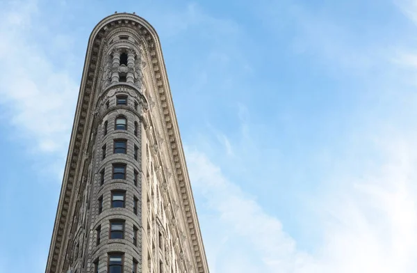 Extremo estrecho del edificio Flatiron contra un cielo azul —  Fotos de Stock