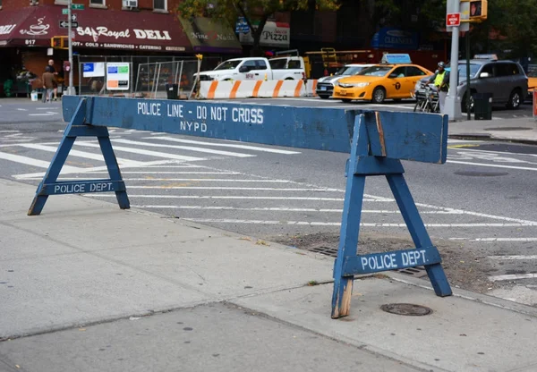 La línea policial no cruza la barrera de madera en una acera —  Fotos de Stock