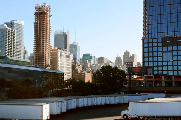 Paysage urbain de Manhattan avec tours et Javits Convention C Images De Stock Libres De Droits