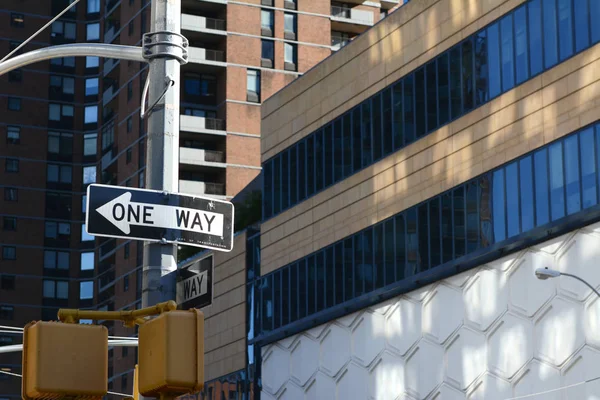 Una señal de tráfico de ida a la izquierda en la calle de Nueva York —  Fotos de Stock