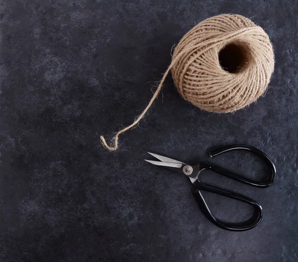 Ball of twine with traditional flower scissors — Stock Photo, Image