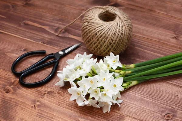 Florist scissors with white narcissi and ball of twine — Stock Photo, Image