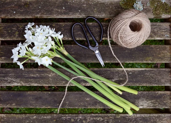 Ball of twine and scissors with bunch of white narcissi — Stock Photo, Image