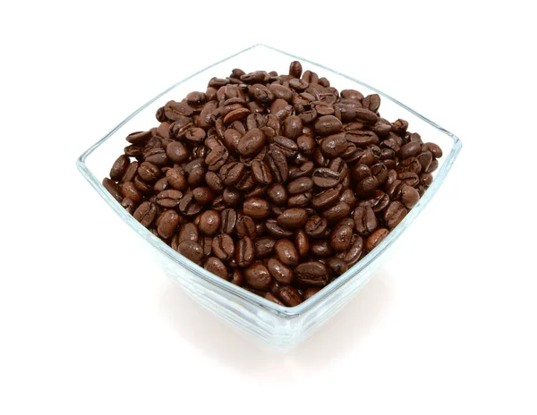 Glasschale bis zum Rand mit Kaffeebohnen gefüllt — Stockfoto