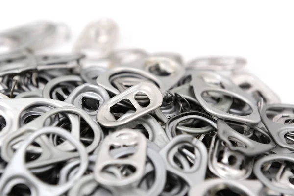 Heap de puxões de anel com uma guia de puxar em foco — Fotografia de Stock