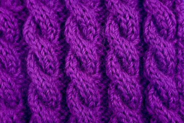 보라색 케이블 스티치 뜨개질을 하기의 세부 사항 — 스톡 사진
