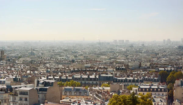 Парижский город со ступеней собора Сакре-Кер в Монтме — стоковое фото