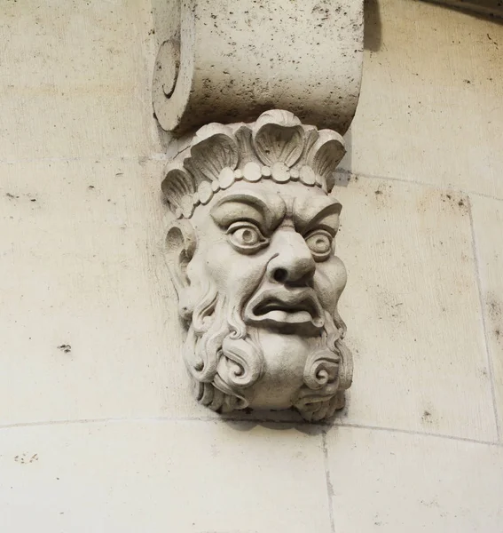 Maske aus Stein auf Pont Neuf in Paris — Stockfoto