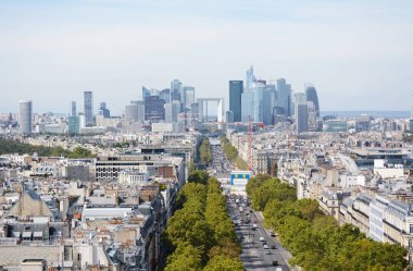 Paris 'teki Le Defense iş bölgesinin şehir manzarası 