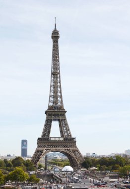 Paris 'in ünlü simgesi, Champ de Mars' taki Eyfel Kulesi.