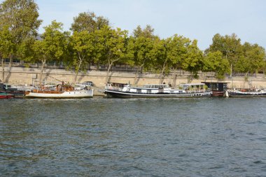 Paris 'te Sen Nehri' ne demir atmış küçük nehir tekneleri.