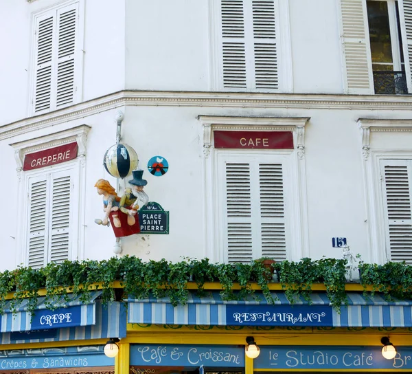 Hot air balloon sculpture above a cafe in Paris — ストック写真