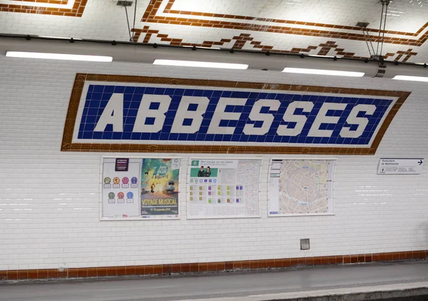 Parede empilhada da estação de metro de Abbesses em Paris — Fotografia de Stock