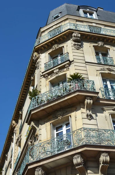 Utsmyckade balkonger av gjutjärn på en byggnad i Paris — Stockfoto