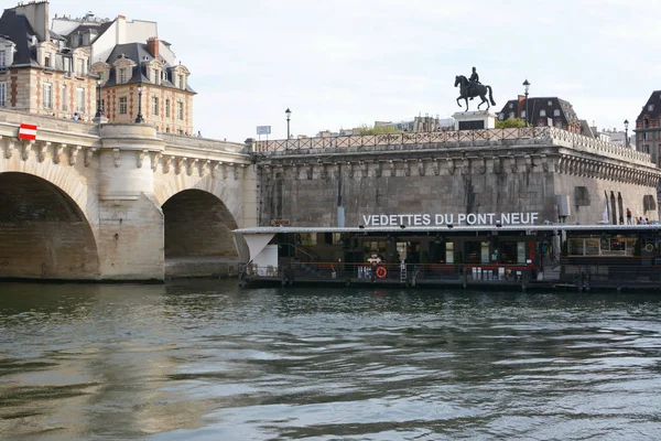 Crucero turístico estación fluvial en New Bridge en París — Foto de Stock