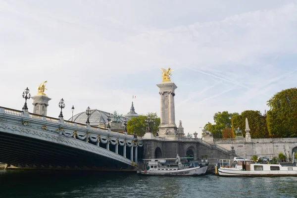 Lodě kotvící na úpatí Pont d 'Alexandre Iii na řece — Stock fotografie