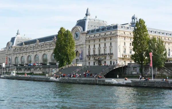 Musée d 'Orsay museo en la orilla izquierda del río Sena en Pari — Foto de Stock