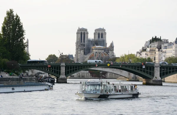 Pont Sully puente atraviesa el río Sena más allá del tráfico fluvial en — Foto de Stock