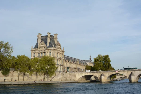 Budova paláce Louvre u mostu Pont Royal přes Seinu — Stock fotografie