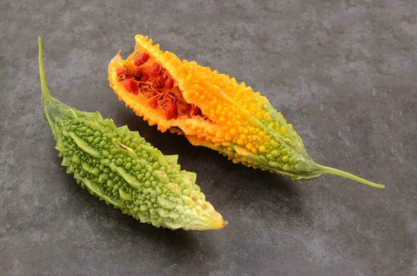 Dos Melones Amargos Maduros Divididos Naranja Con Semillas Rojas Pulpa — Foto de Stock