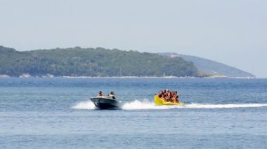 Turistler eğleniyor muz tekne görüntüleri