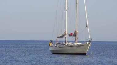 Yelkende yansıması ile kayma için yelken açık denizde günbatımında ayarlar