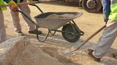 UHD şantiye işçileri kum concrite hazırlık için elle yükleyin. Sony 4k vurdu