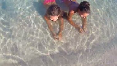 zaman atlamalı kız mayo su turkuaz dinlendirici olarak