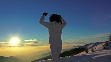 4 k zafer pozu kadın üstünde tepe-in dağ Güneş zafer, başarı, iş arka plan kavramı ellere günbatımı kaldırma tarafından. UHD steadycam stok video
