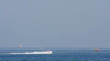 Genç jet ski atlet yaz resort laguna girer