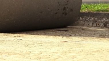UHD kompaktör silindir yol yapımı, yakın çekim. Sony 4k vurdu
