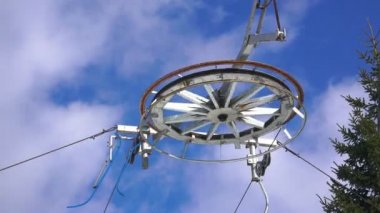 Tekerlek ve teleferik yeşil ağaç yakınındaki bulutlu mavi gökyüzü karşı kablo yakın çekim