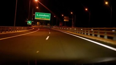 Çıkış işareti, Londra, İngiltere ile gece otoyolda sürüş