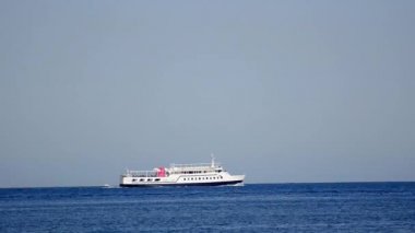 Gün ışığında deniz ufukta ticari turist tekne