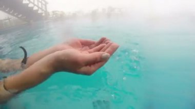 Havuz su yüzey formları yağmur damla gopro kubbe yarım sualtı görünümü aşağı, düşen