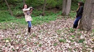 UHD sonbahar modeli photoshoot. Güzel teen fotoğraf oturumunda forrest Sonbaharda yapraklar. Sony 4k steadycam ateş