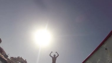 Su atış bir genç sporcunun flip ve baş altında Zıplama, geçiş kameranın sualtı, ağır çekim