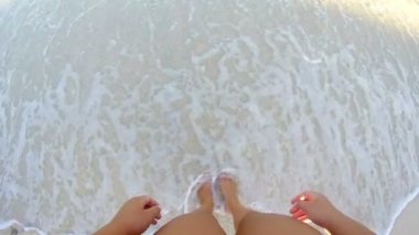 Ayak bacaklar dalgalar sıçrama ve yapmak ise ıslak Denizi.