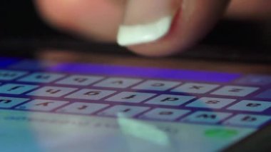 Kadın el smartphone aygıt üzerinde tipik haber yakın çekim