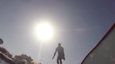 Ağır çekim: adam profesyonel kamera geçiş sualtı ile okyanusa baş atlama Amazing.