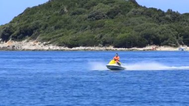 Bir spor adamı bir jet ski motor üzerinde sürüş hızlı izleme