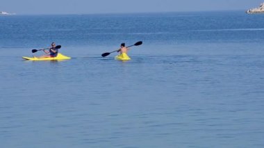 Deniz kayağı. İnsanlar eğlenmek açık denizde kürek