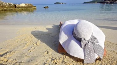 Kız şapka ve bikini plaj tatil sırasında zevk.