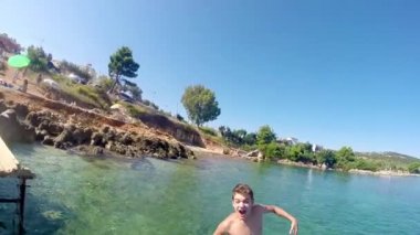 Genç Erkekler atlama, denizde yüzme yavaş hareket atlamak sualtı, stok video çekim açık sularda
