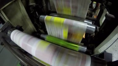 Gazeteler fabrika yazdırma satırda, baskı mekanizması taze haddeleme kağıtları yazmış.
