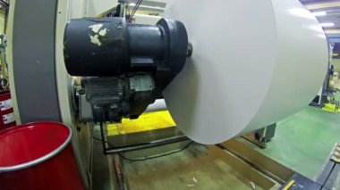 4k kağıt değişiklik timelapse bir kağıt fabrikasında Roll. UHD stok video