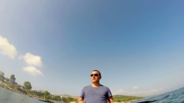 Ipanema, Brezilya - Ağustos: 4 k yaz plaj partisi dj günbatımında bir tropikal tatil üzerinde Ağustos, 2014 yılında Rio de Janeiro, Brezilya, Vinç çekimi Ipanema yaklaşık kalabalık yaz sahilde yaklaşık