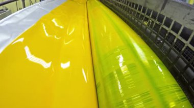 Ofset baskı makinesi, sarı mürekkep silindiri hareket yakın çekim