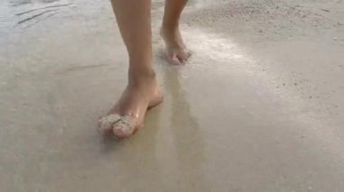 Erkek ayakları ıslak kum Adası kumsalda yalınayak yürüme